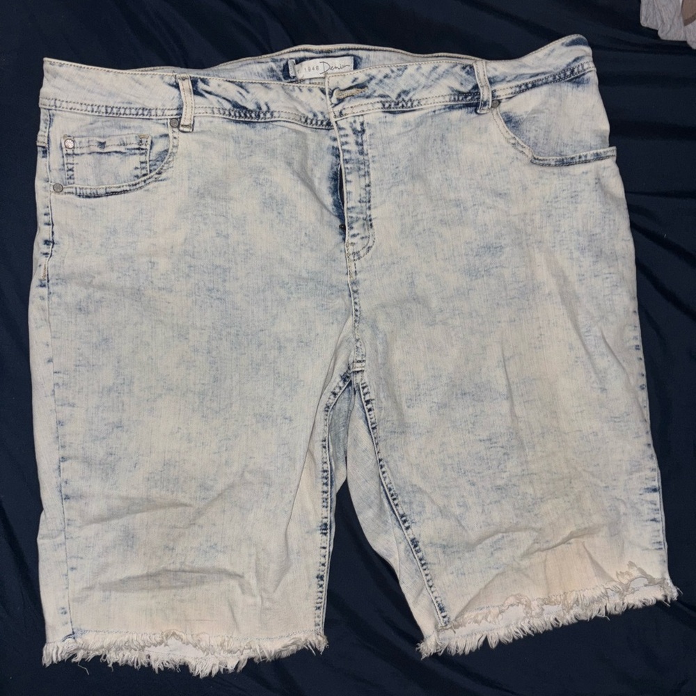 Cute & CURVY FRAYED HEM acid wash DENIM SHORTS in 20W